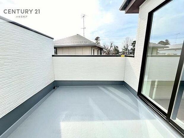 広々としたバルコニーで一日の始まりをスタート!お洗濯ものをたっぷり気持ちよく干せます!