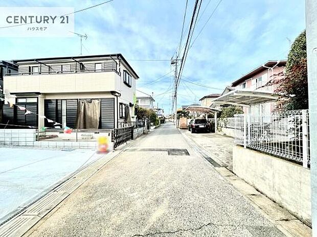 前面道路は4m!陽当り良好な立地です。車庫入れが苦手な方も安心ですね。