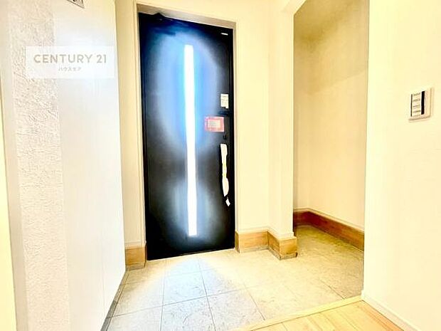 玄関収納が充実しているので、玄関周りがスッキリ片付き来客時に靴の置き場に困りません！