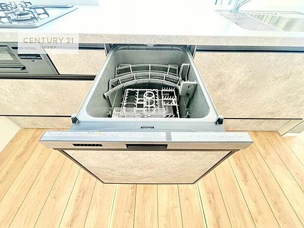 食洗機付きのキッチンです!忙しい時や手荒れ防止として大変活躍する便利な仕様です!ビルトインなのでキッチンの場所を取らず調理スペースを広く使うことが出来ます!