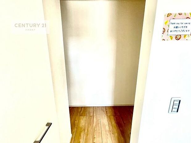 ウォークインクローゼット付きです。たくさんのお洋服などを収納しておけそうですね!他にも扇風機や加湿器など季節物の大きな家電も収納できます!