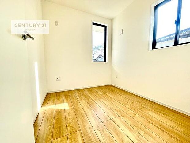 2面採光を確保した明るい室内は、風通しも良く、明るく大変居心地の良い空間となっております。リラックスして過ごせる心地の良いお部屋です!朝の目覚めがスッキリしますね。