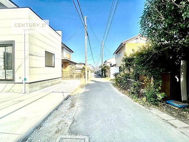 前面道路は4m!陽当り良好な立地です。車庫入れが苦手な方も安心ですね。