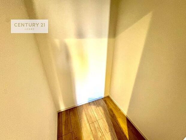 ウォークインクローゼット付きです。扇風機や加湿器など季節物の大きな家電も収納できます!