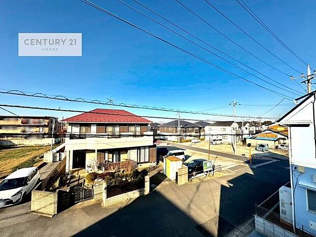 落ち着きある住宅街です!周囲には高い建物がなく、空が広く開放感があり、陽当たりを大きく遮られることもありません!気持ちの良い風が通り抜ける街並みです!