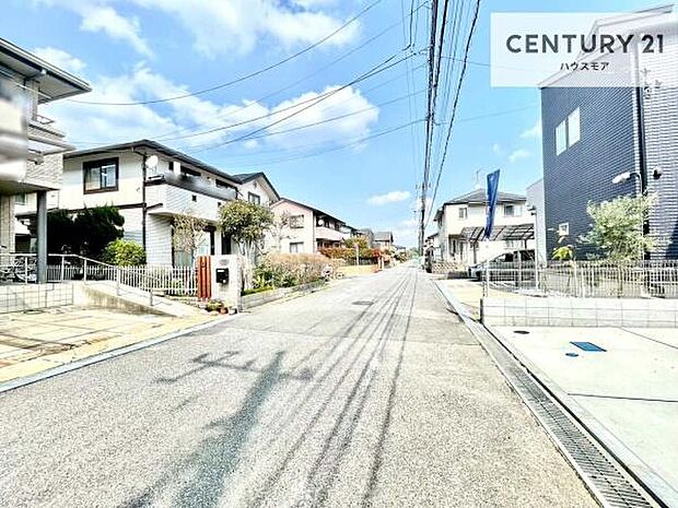 前面道路6m!陽当り良好な立地です。車庫入れが苦手な方も安心ですね。