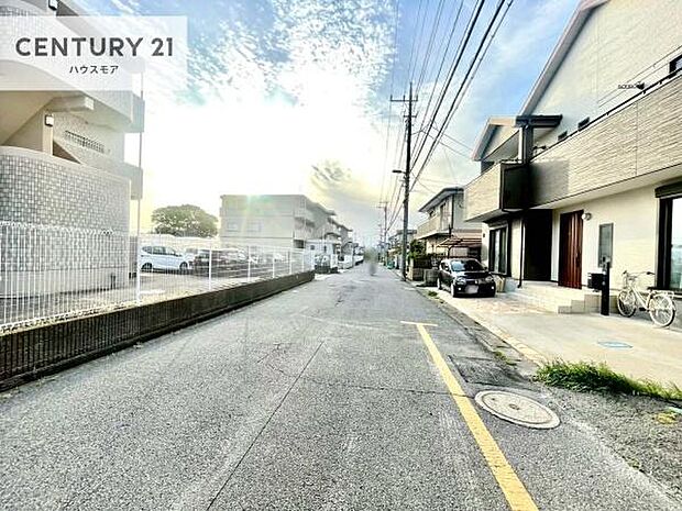 前面道路4m!陽当り良好な立地です。車庫入れが苦手な方も安心ですね。