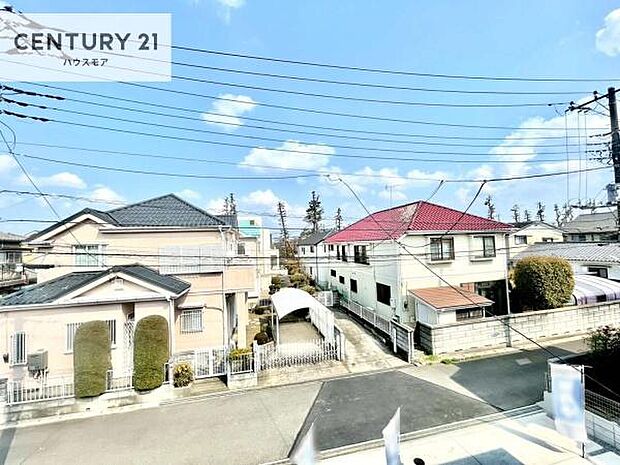 晴れた日には青い空を見渡せる開放的な時間を楽しめます。気持ちの良い風が通り抜ける街並みです!