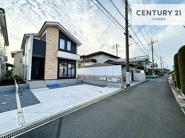 前面道路は4m!陽当り良好な立地です。車庫入れが苦手な方も安心ですね。