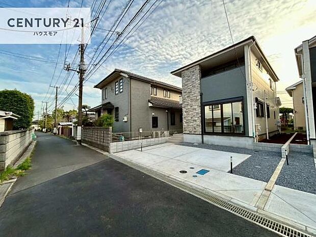 前面道路は4m!陽当り良好な立地です。車庫入れが苦手な方も安心ですね。