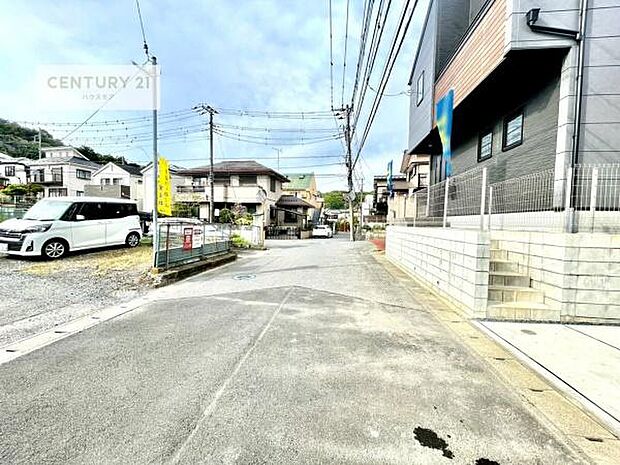 前面道路は4m×4m!陽当り良好な立地です。車庫入れが苦手な方も安心ですね。
