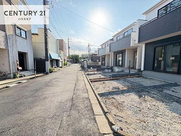 前面道路は6m×6m!陽当り良好な立地です。車庫入れが苦手な方も安心ですね。