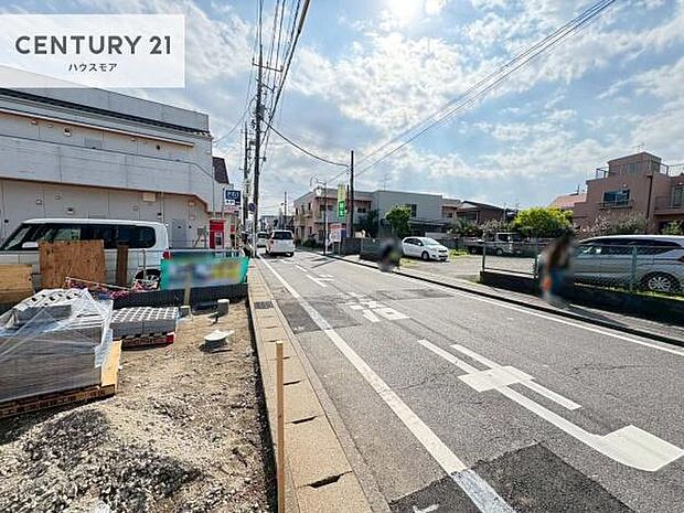 前面道路は7.5m!陽当り良好な立地です。車庫入れが苦手な方も安心ですね。