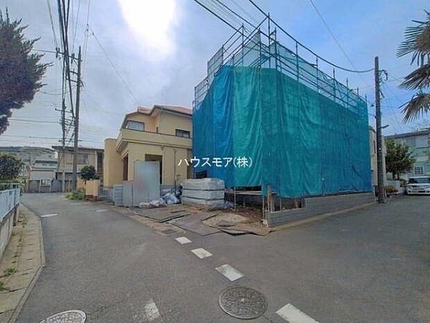 前面道路は3.8m×4.5m陽当り良好な立地です。車庫入れが苦手な方も安心ですね。