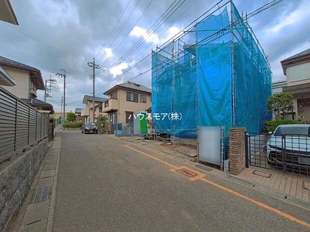 前面道路4.9m!陽当り良好な立地です。車庫入れが苦手な方も安心ですね。
