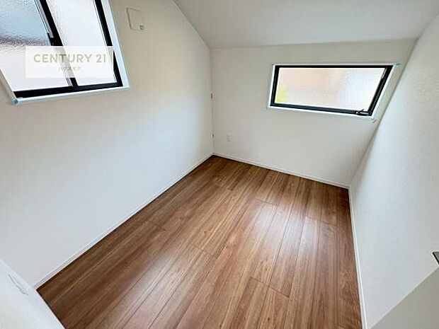 明るい室内は、風通しも良く、明るく大変居心地の良い空間となっております。リラックスして過ごせる心地の良いお部屋です!