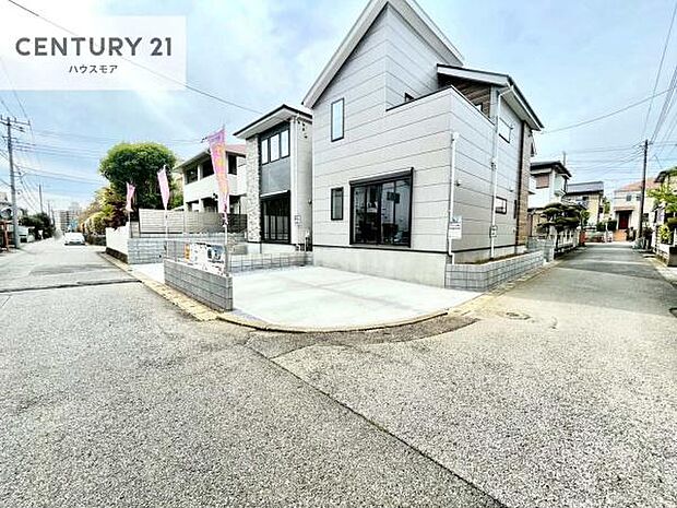 前面道路6m!陽当り良好な立地です。車庫入れが苦手な方も安心ですね。