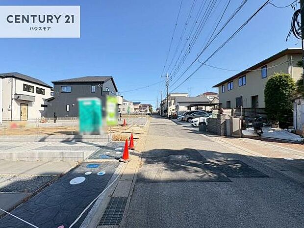 前面道路5m!陽当り良好な立地です。車庫入れが苦手な方も安心ですね。