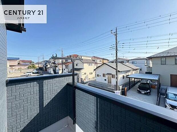 陽当たりの良いバルコニーで、お洗濯物もよく乾きそうですね！お天気の良い日にはバルコニーへ出てリフレッシュするのも気持ちよさそうです。