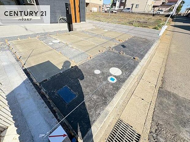 駐車スペースは2台分あります!セカンドカーはもちろん、バイクや自転車なども置き場所に困りません。