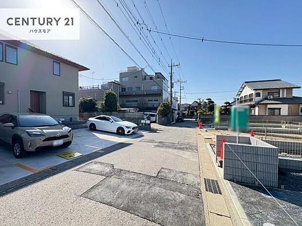 前面道路5m!陽当り良好な立地です。車庫入れが苦手な方も安心ですね。