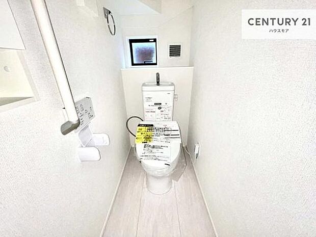 1・2階にトイレがございます!朝の忙しい時間帯も待たずにすみそうですね。白を基調とした清潔感のあるトイレでお手入れがしやすいです!