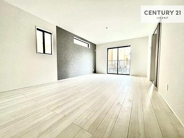 優しい陽だまりがリビングを包んでくれて居心地の良い空間を演出してくれます!くつろぎの時間を過ごせます!