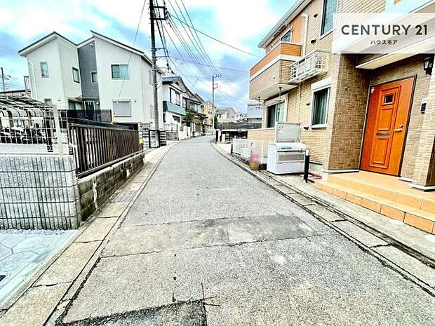 前面道路4m!陽当り良好な立地です。車庫入れが苦手な方も安心ですね。