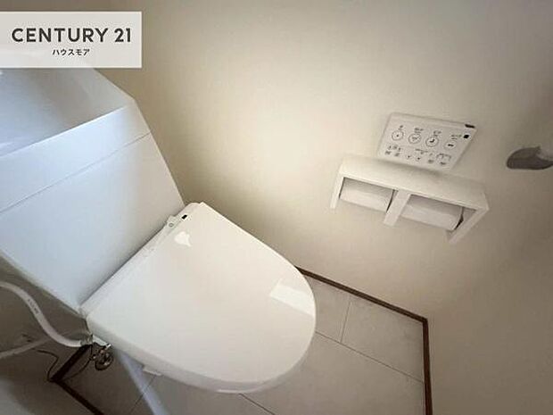 1・2階にトイレがございます!朝の忙しい時間帯も待たずにすみそうですね。白を基調とした清潔感のあるトイレでお手入れがしやすいです!
