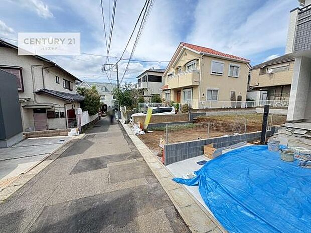 前面道路は4m!陽当り良好な立地です。車庫入れが苦手な方も安心ですね。