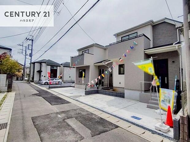 前面道路は4.3m!陽当り良好な立地です。車庫入れが苦手な方も安心ですね。
