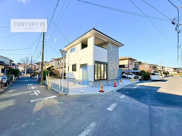 前面道路6m×4.5m!陽当り良好な立地です。車庫入れが苦手な方も安心ですね。