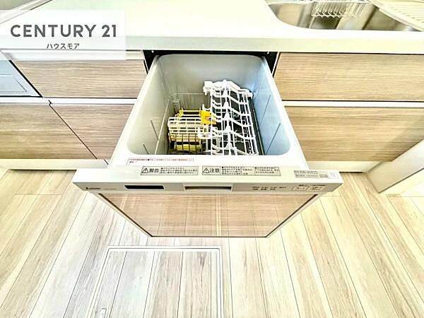 食洗機付きのキッチンです！忙しい時や手荒れ防止として大変活躍する便利な仕様です！ビルトインなのでキッチンの場所を取らず調理スペースを広く使うことが出来ます！