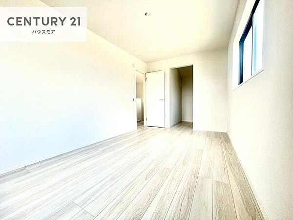 洋室は子供部屋や寝室、色々と用途多彩に利用できますね。収納力もたっぷりなので、広々気持ちよく過ごすことができます。