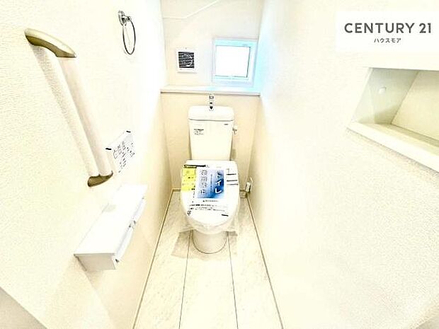 1・2階にトイレがございます!朝の忙しい時間帯も待たずにすみそうですね。白を基調とした清潔感のあるトイレでお手入れがしやすいです!