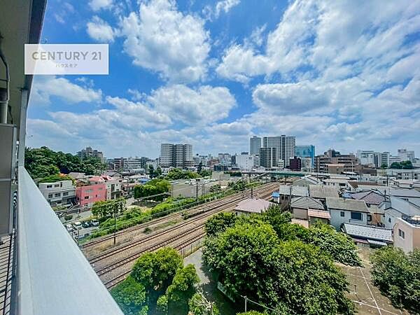 落ち着きある住宅街、周囲には高い建物がなく、緑が多く空が広く開放感があります！陽当りを大きく遮られることもありません。気持ちの良い風が通り抜ける街並みです。