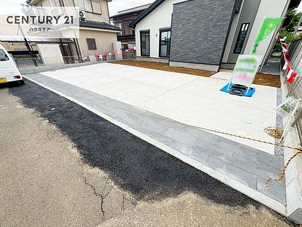 カースペース最大3台駐車可能。毎日の通勤やお買い物に便利で、来客時にもゆとりをもってお使いいただけます。