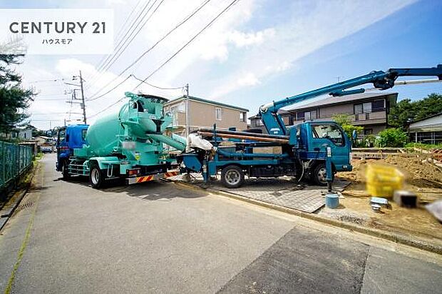 前面道路4.3m!陽当り良好な立地です。車庫入れが苦手な方も安心ですね。