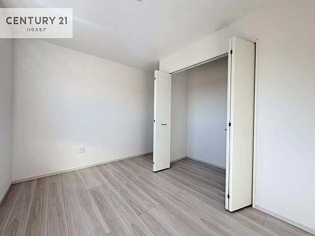 掃き出し窓がないお部屋は、お子様のお部屋としても安心です!収納スペースも充実しているので散らかったお部屋をサッと片付けられます!