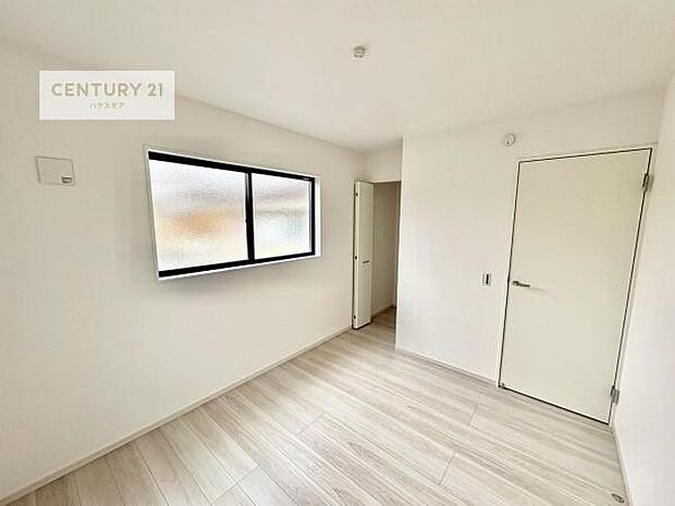掃き出し窓がないお部屋は、お子様のお部屋としても安心です!収納スペースも充実しているので散らかったお部屋をサッと片付けられます!