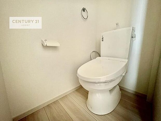 1・2階にトイレがございます!朝の忙しい時間帯も待たずにすみそうですね。白を基調とした清潔感のあるトイレでお手入れがしやすいです!