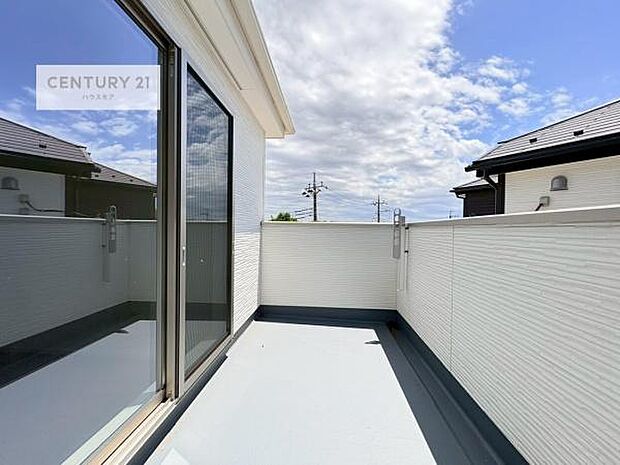陽当たりの良いバルコニーで、お洗濯物もよく乾きそうですね！お天気の良い日にはバルコニーへ出てリフレッシュするのも気持ちよさそうです。