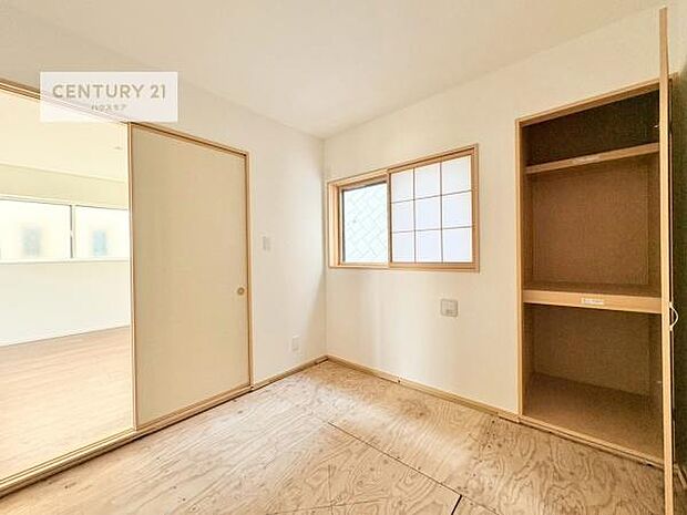 まだ畳は敷かれておりませんが、リビングと隣接している和室です!客間としてはもちろん、家事の休憩スペースとして使用するのもいいですね!