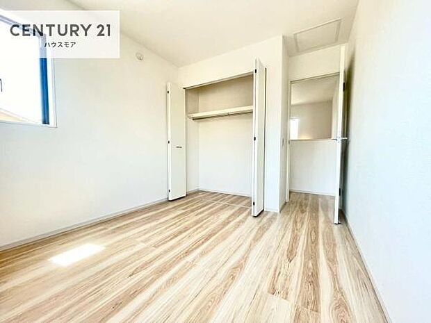 掃き出し窓がないお部屋は、お子様のお部屋としても安心です!収納スペースも充実しているので散らかったお部屋をサッと片付けられます!