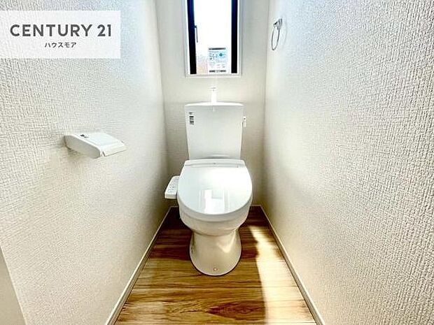 1・2階にトイレがございます!朝の忙しい時間帯も待たずにすみそうですね。白を基調とした清潔感のあるトイレでお手入れがしやすいです!