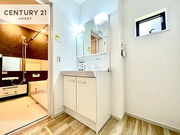 小窓付きの明るい洗面室です!湿気もすぐに入れ替えができて清潔に保つことができます!自然光が差し込むのでお化粧の仕上がりも良くなりますね!