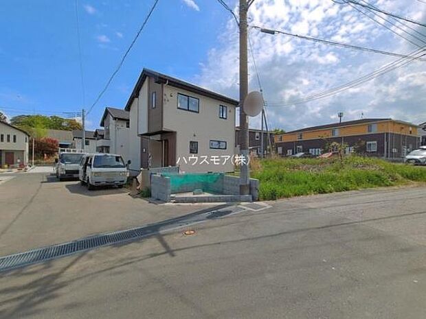 前面道路は6m!陽当り良好な立地です。車庫入れが苦手な方も安心ですね。