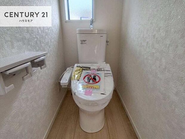 1・2階にトイレがございます!朝の忙しい時間帯も待たずにすみそうですね。白を基調とした清潔感のあるトイレでお手入れがしやすいです!