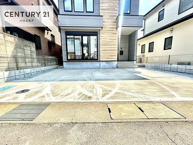 駐車スペースは2台分あります!セカンドカーはもちろん、バイクや自転車なども置き場所に困りません。