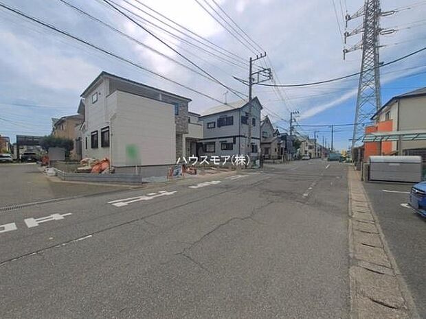 前面道路8.8m×4.5m!陽当り良好な立地です。車庫入れが苦手な方も安心ですね。